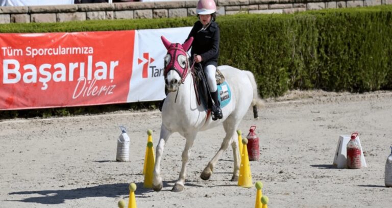 olimpiyatlari-izlerken-gordugu-pony-biniciliginde-turkiye-sampiyonu-oldu-YyGpxMkS.jpg