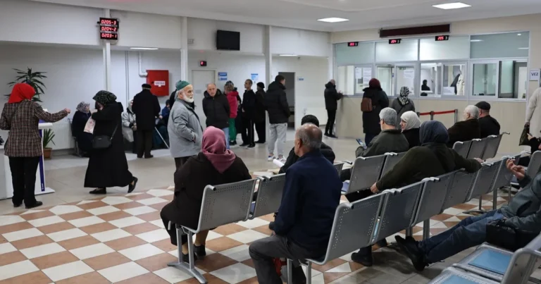 sakarya-buyuksehir-vatandaslara-sifa-dagitiyor-tip-merkezinin-hasta-sayisi-bine-yukseldi-Fd6AIP5C.webp