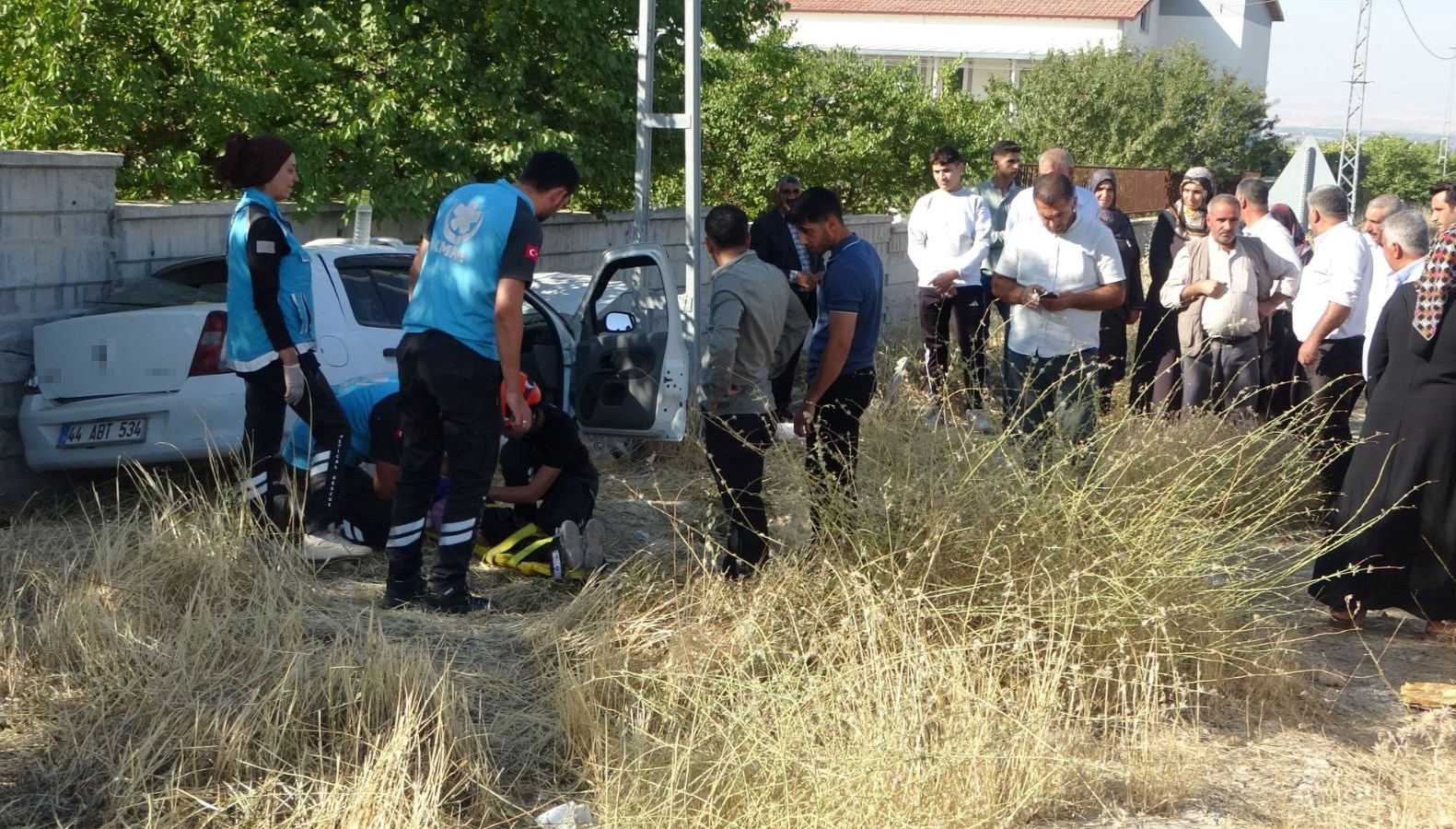 bahce duvarina carpti anne ve 3 cocuk hastaneye kaldirildi SIyZw7bI