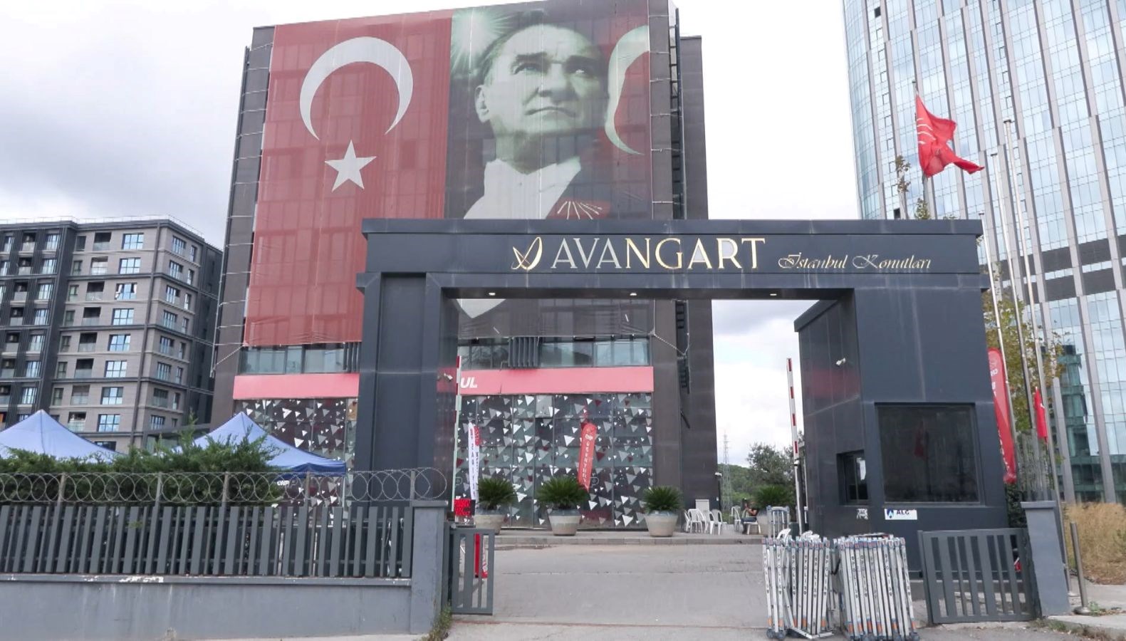 gozler yeniden sariyerdeki binada chp myk oncesi polis onlem aldi bGZukkWP