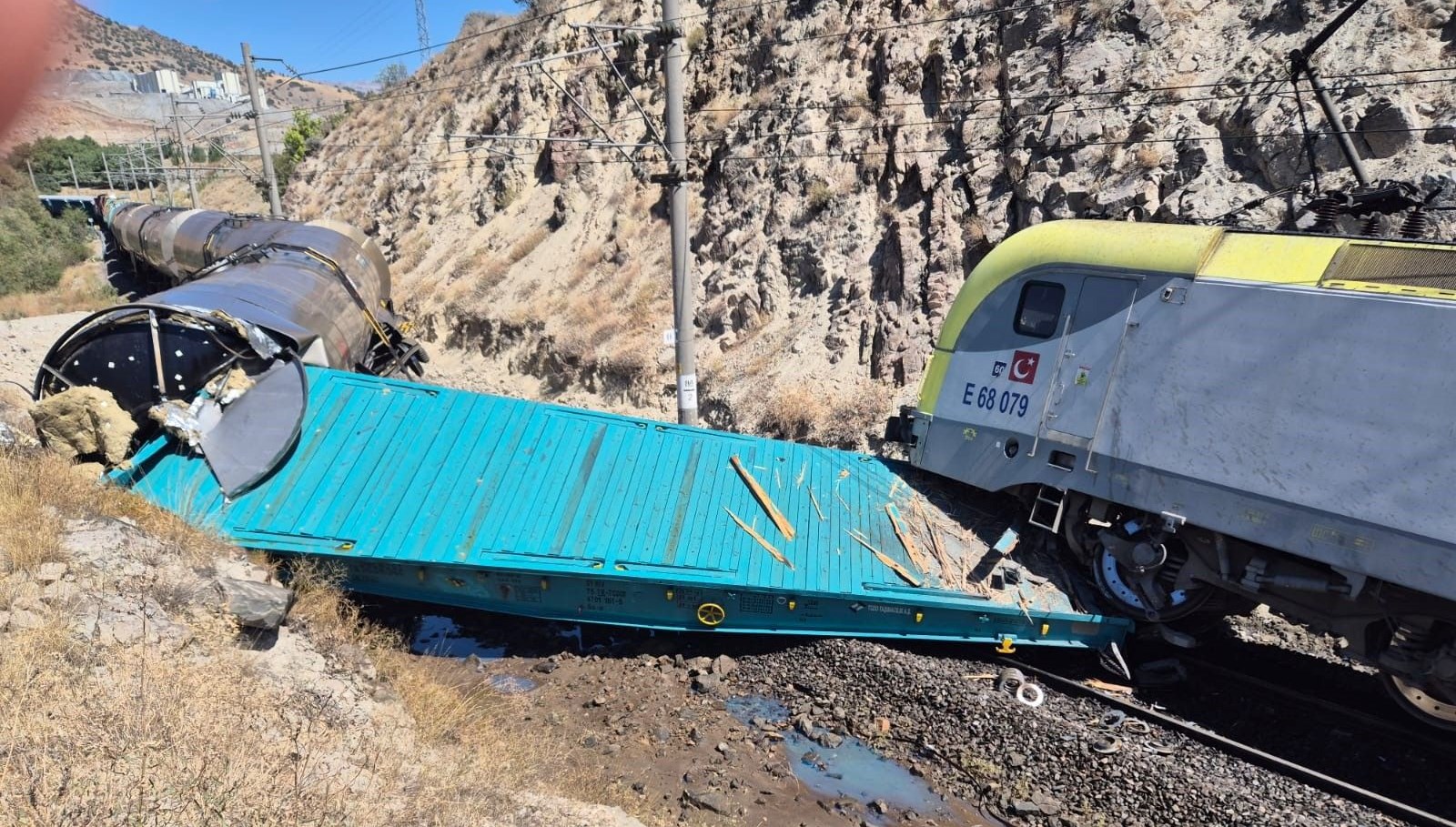 malatyada iki yuk treni kafa kafaya carpisti 1 yarali xAUAFHd9