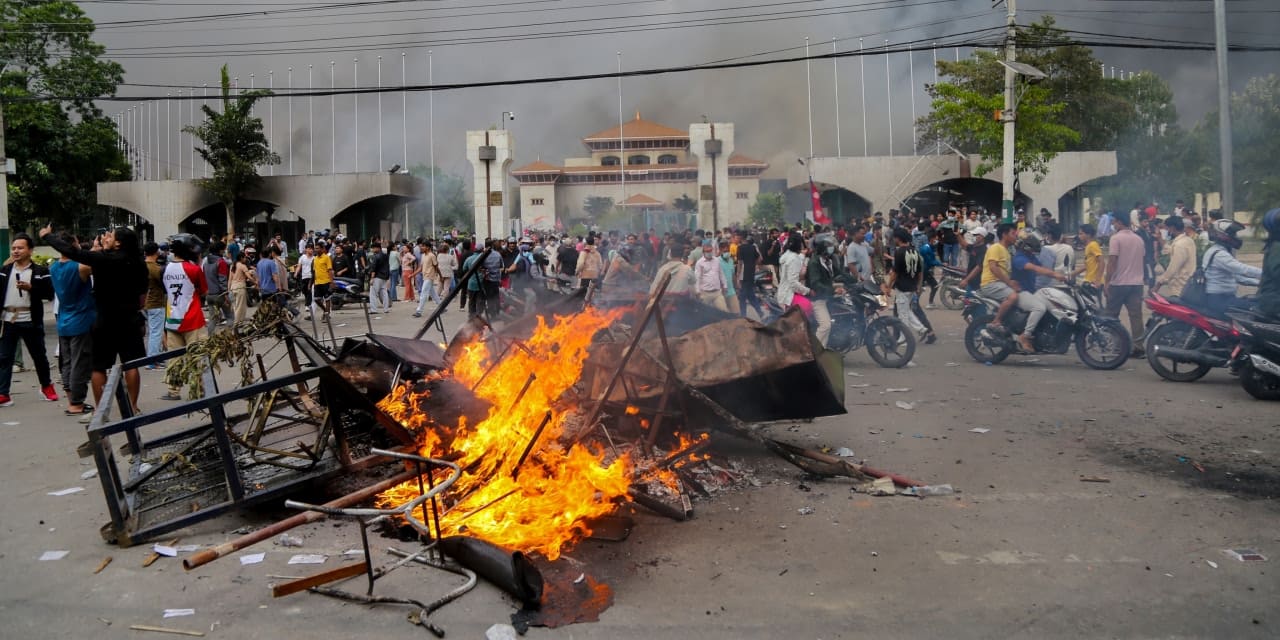 nepalde protestolar suruyor cezaevinden kacanlar yakalandi M64lRa31