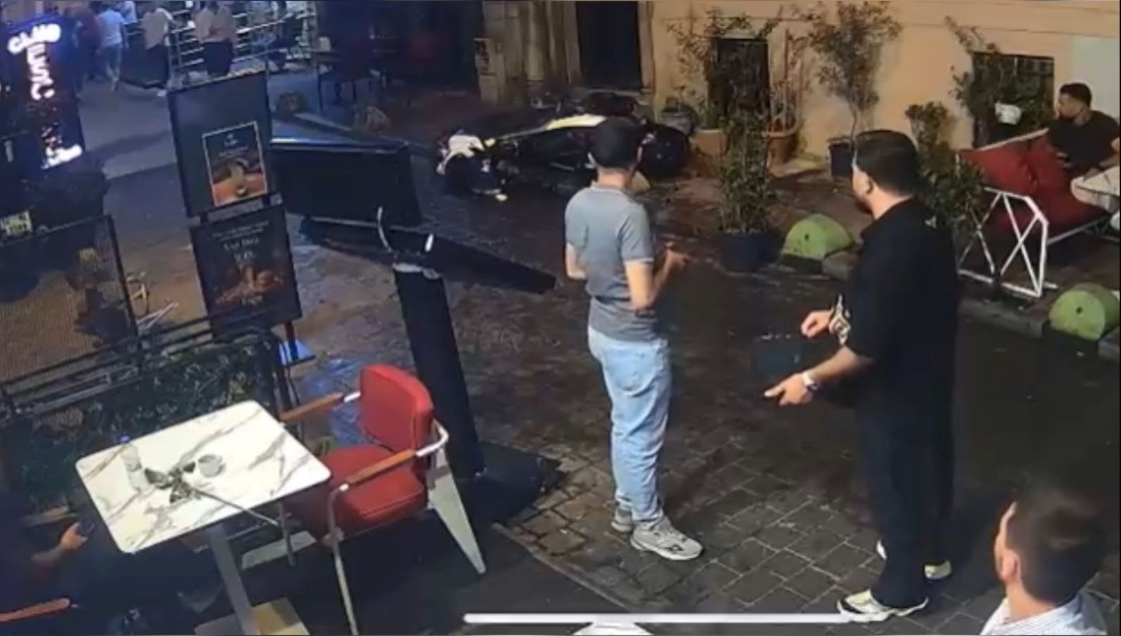 taksimde hareketli dakikalar once corba doktu sonra tekme atti nqHWEwim