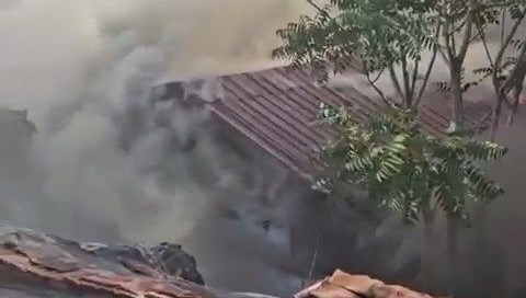 beyoglunda gecekondu alev alev yandi VvSJWZcz