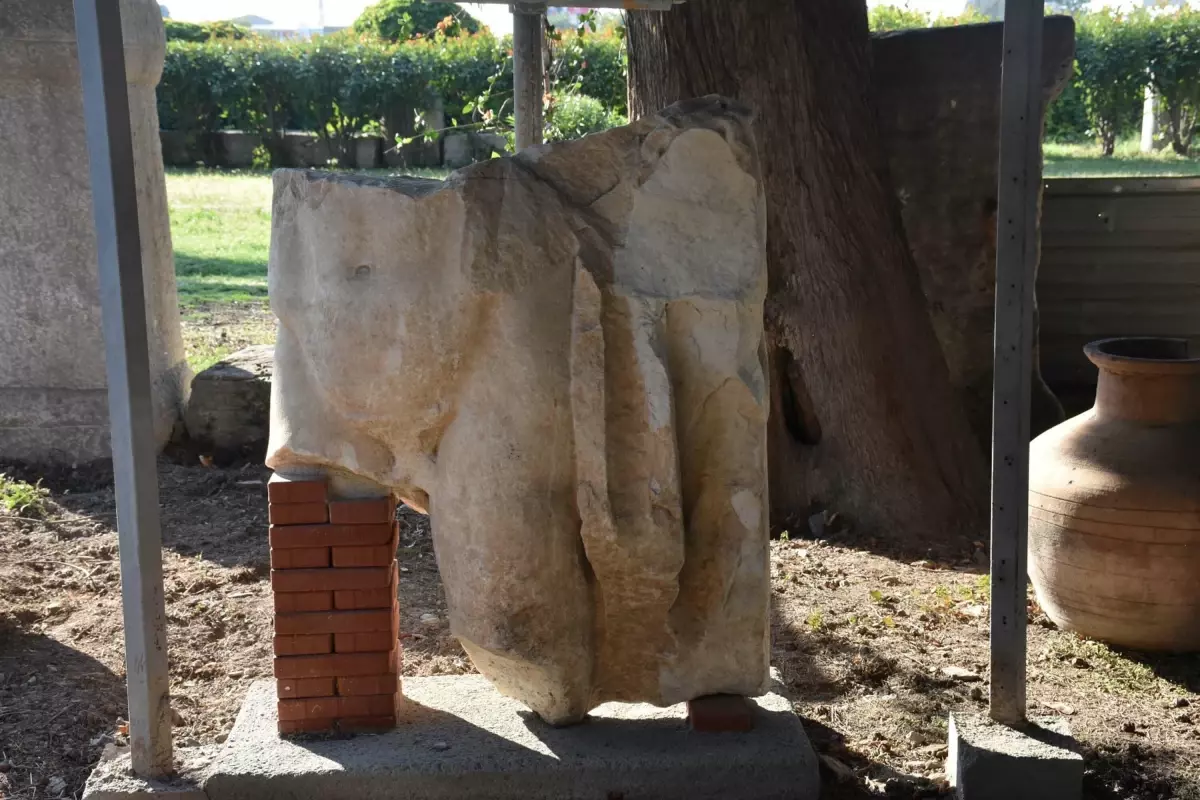 izmir smyrna antik kentinde 1800 yillik heykel bulundu PWg4bXGn.jpg