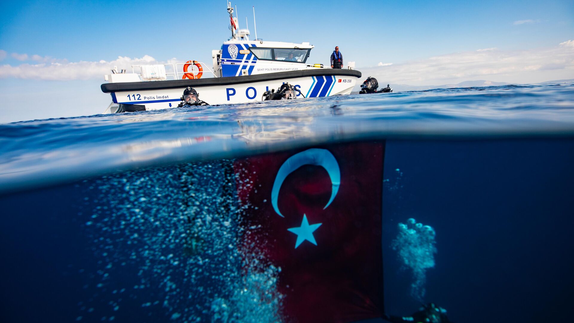 izmirde dalgic polisler sualtinda turk bayragi acti m2hVI2Hj.jpg