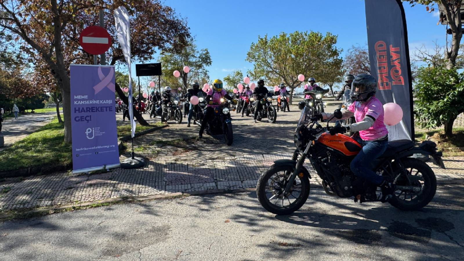 kadikoyde meme kanserinde farkindalik icin motosiklet ve bisiklet turu 12EmUcrK.jpg