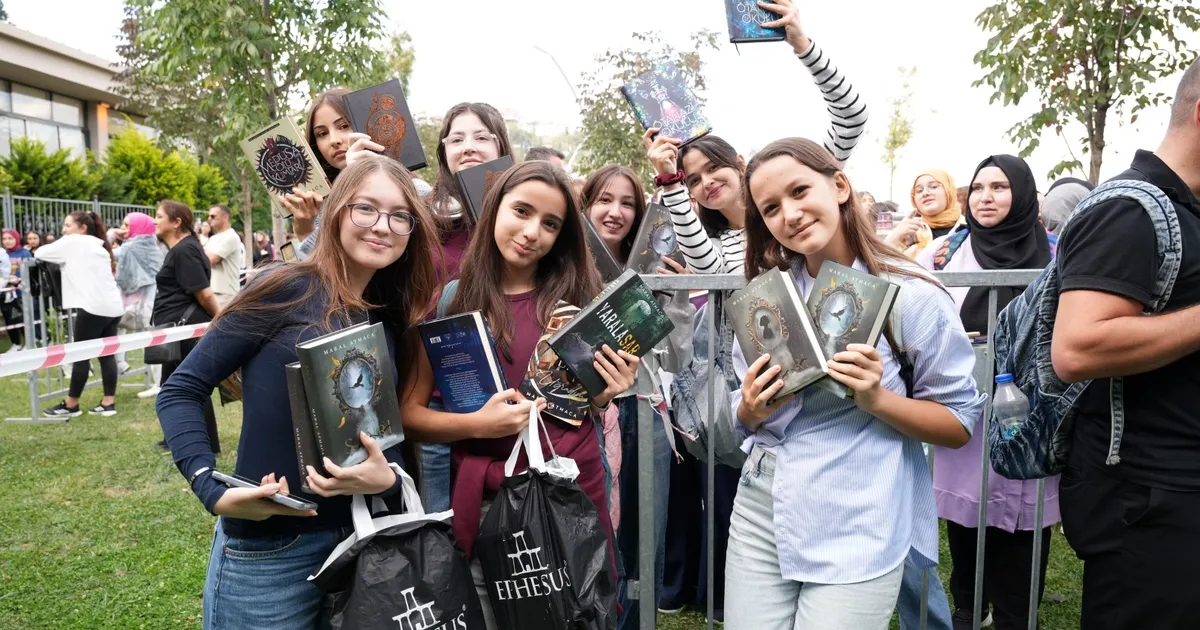 kocaeli kitap fuarinda kitap aski kuyruklara sigmadi 5G387Yar