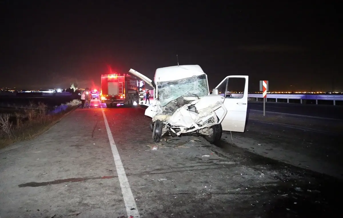 reyhanlida minibus traktor carpismasi 14 yarali 4qpj8lyT.jpg