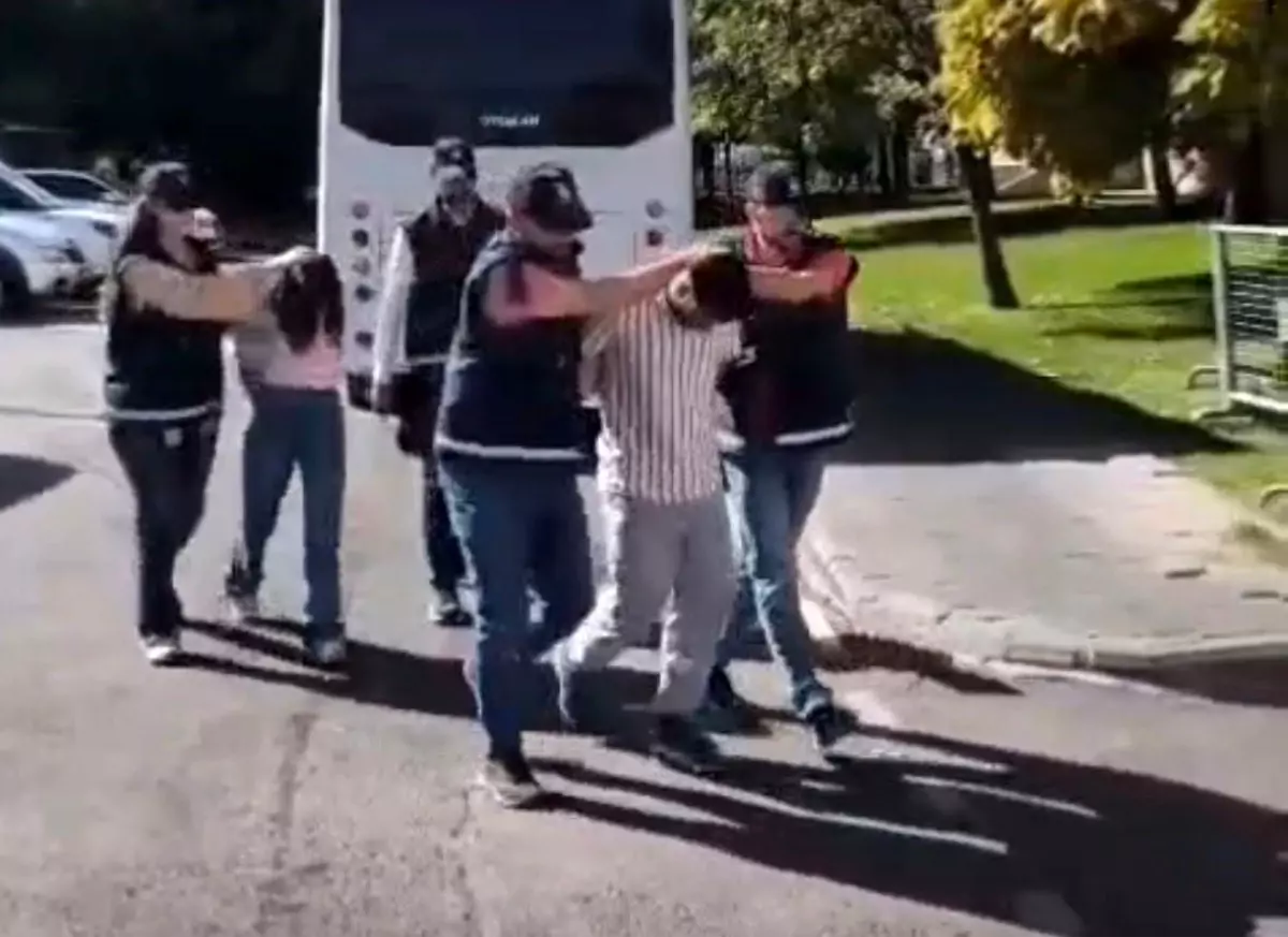 uygunsuz davranislari uyardigi icin yasli adami olduren iki zanli tutuklandi iAvIVEvl