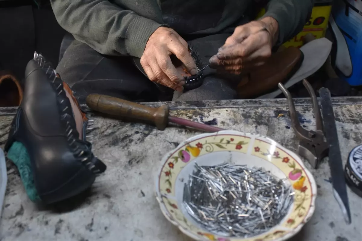 72 yasindaki usta 60 yil suren ayakkabi sanati FEmx7iK6.jpg