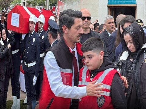 Şehit Eşinin Tabutunu Omuzladı: Duygu Dolu Cenaze Töreni
